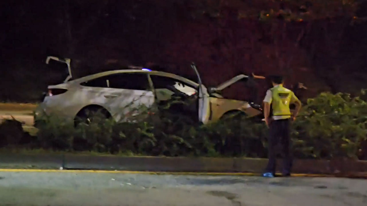 손님 태우고 달리던 택시, 도로 화단 '쾅'‥70대 택시기사 다쳐