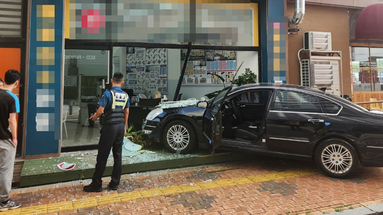 경기 김포서 승용차 상가로 돌진‥인명피해 없어