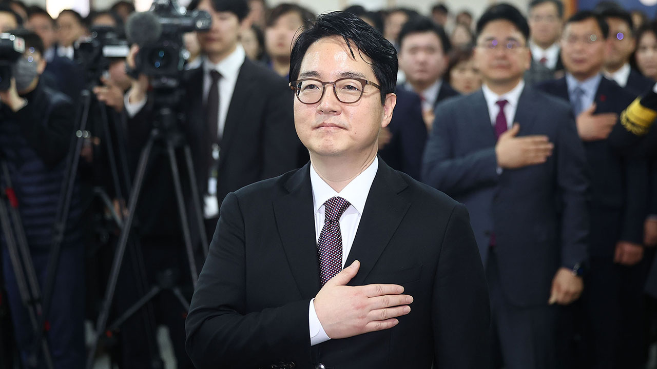 심우정 신임 검찰총장 임기 시작‥"연휴 중 공백 없게"