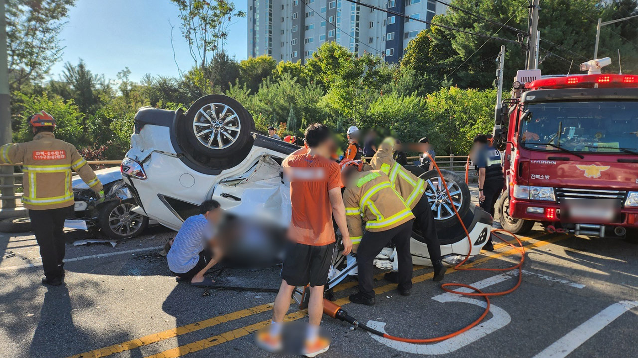 전주시 완산구 차 4대 부딪쳐 2명 중상
