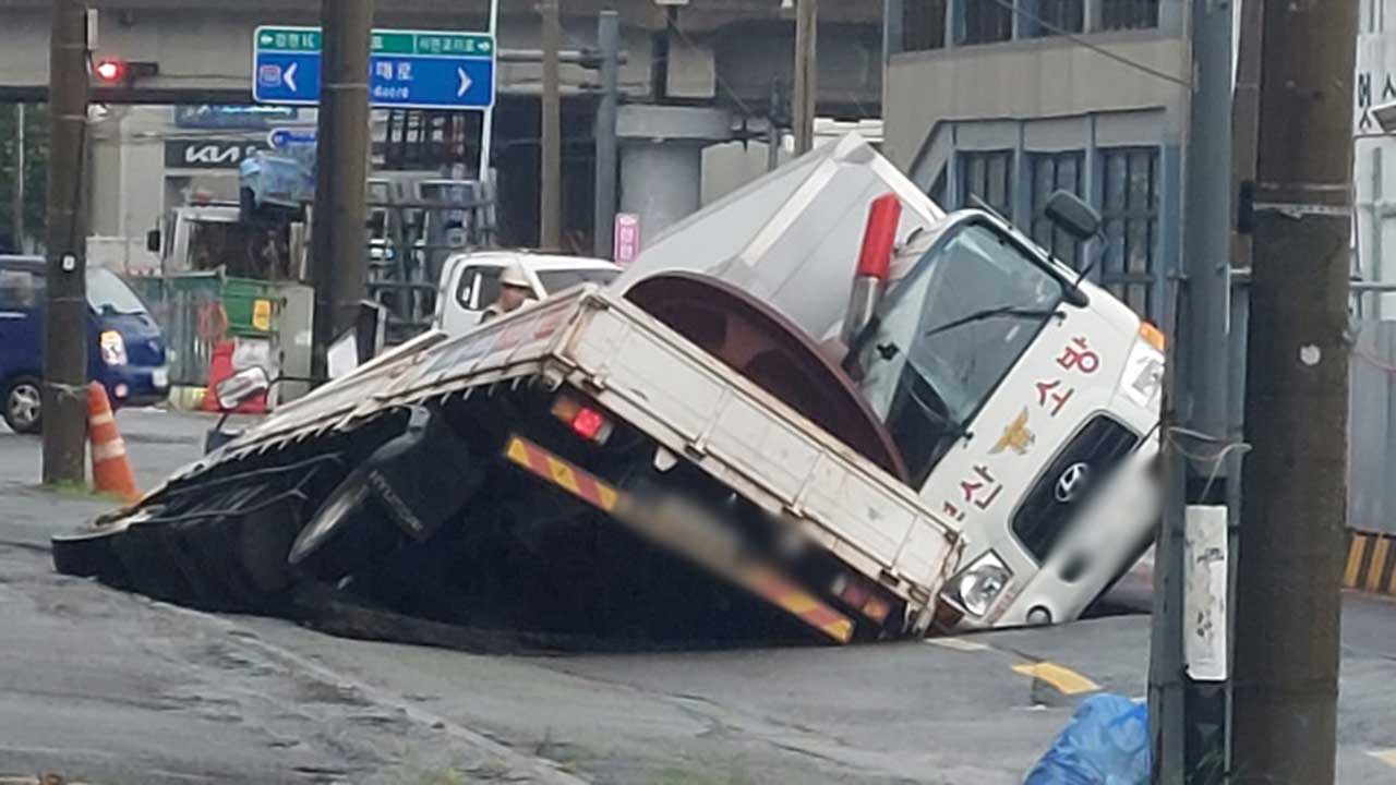 부산 사상구 대형 땅꺼짐이 차량 2대 빠져‥주변 통제·사고 수습