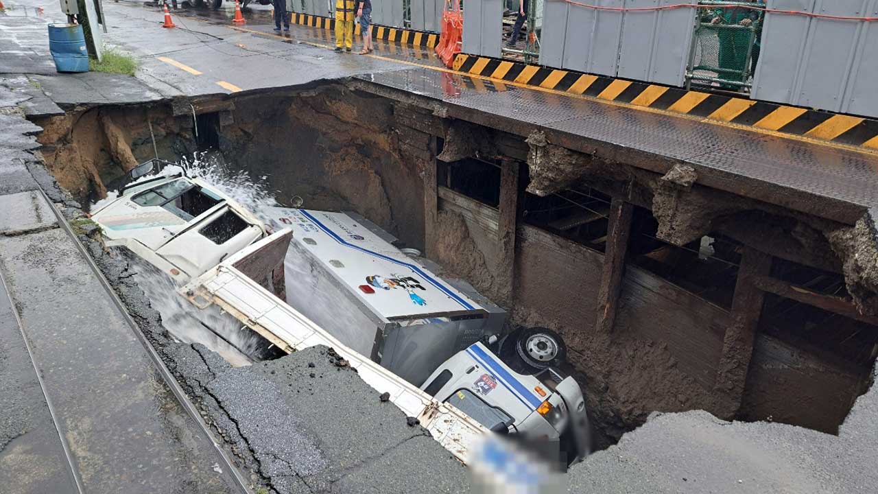 부산 사상구 대형 땅꺼짐이 차량 2대 빠져‥주변 통제·사고 수습