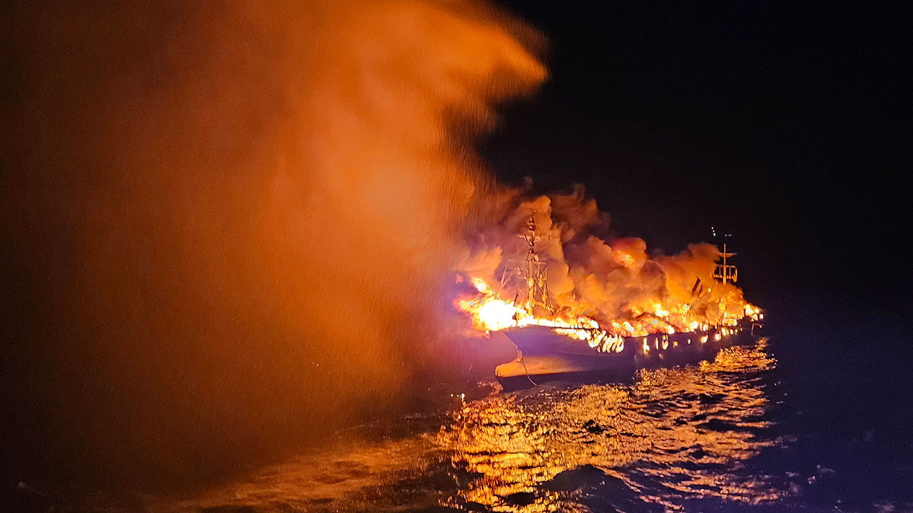 제주 마라도 15t 어선에서 불‥선원 6명 전원 구조