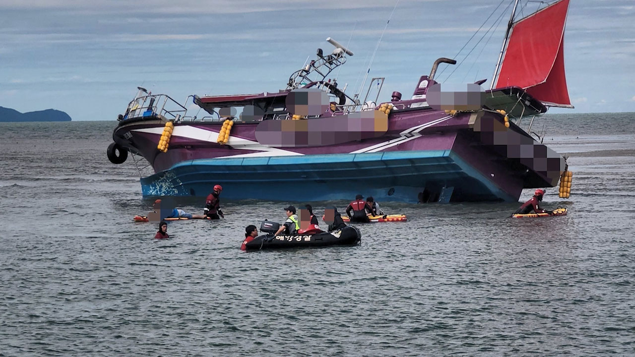 화성 입파도 인근 모래톱에 낚시 어선 걸려‥22명 전원 구조