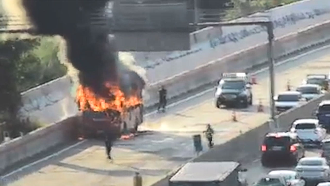 경기 군포 영동고속도로 달리던 버스에서 불‥19명 대피