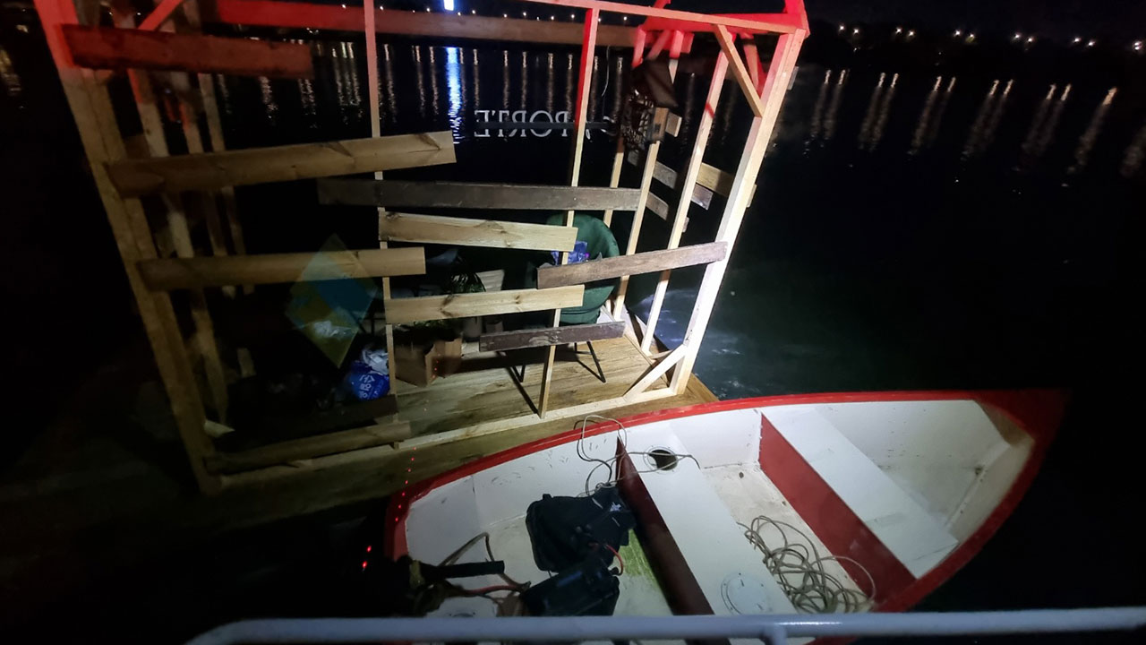 불꽃축제 맞아 순찰 나선 수난구조대, 한강에 띄운 뗏목서 4명 구조