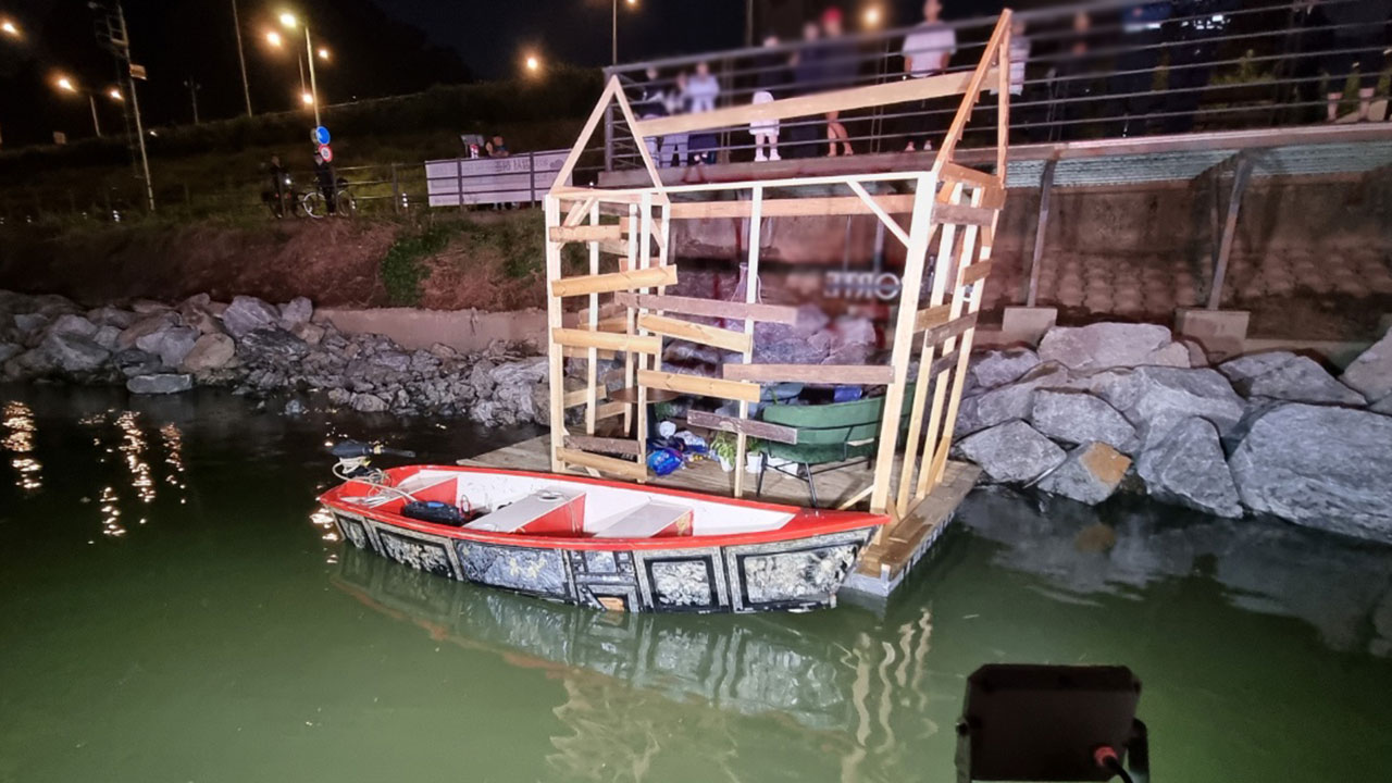 불꽃축제 맞아 순찰 나선 수난구조대, 한강에 띄운 뗏목서 4명 구조