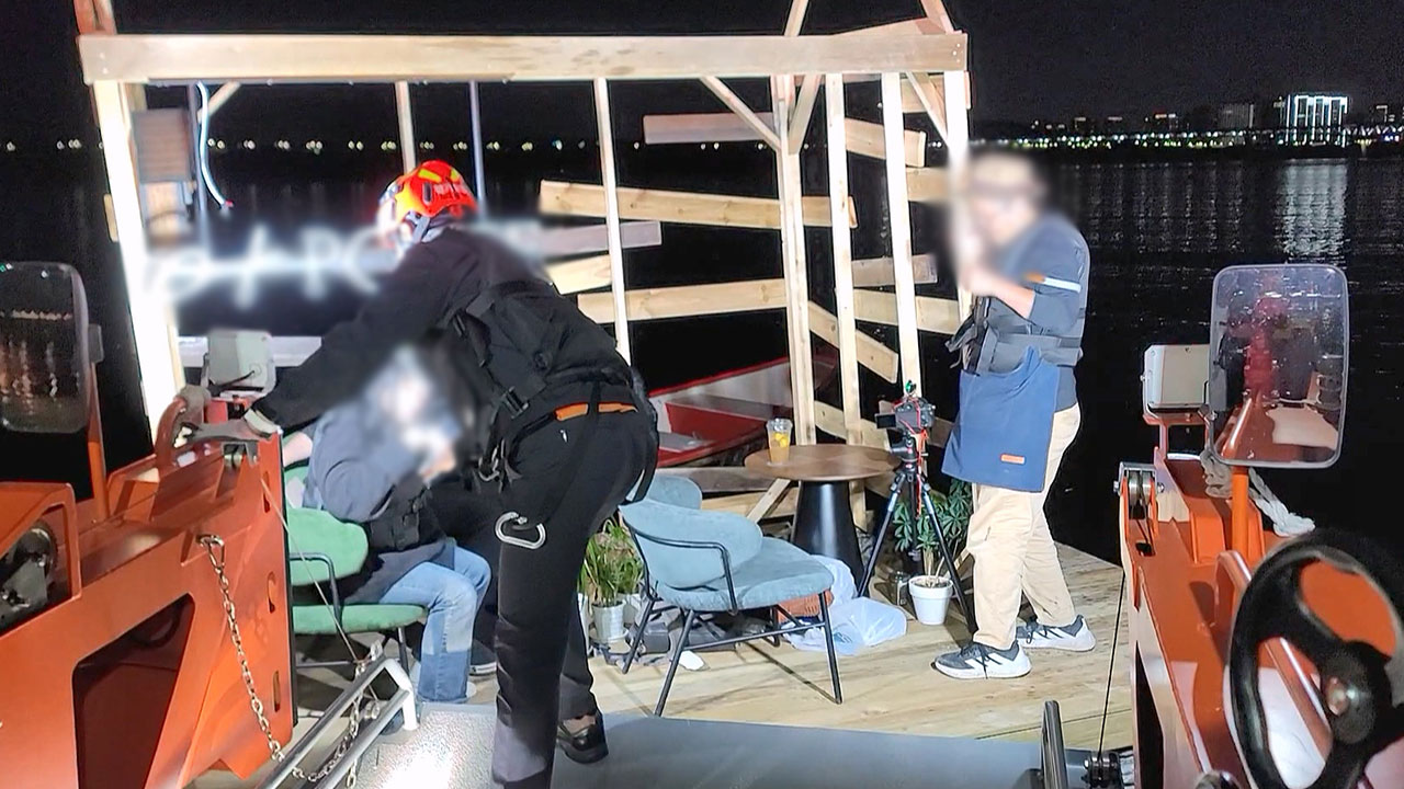 불꽃축제 맞아 순찰 나선 수난구조대, 한강에 띄운 뗏목서 4명 구조