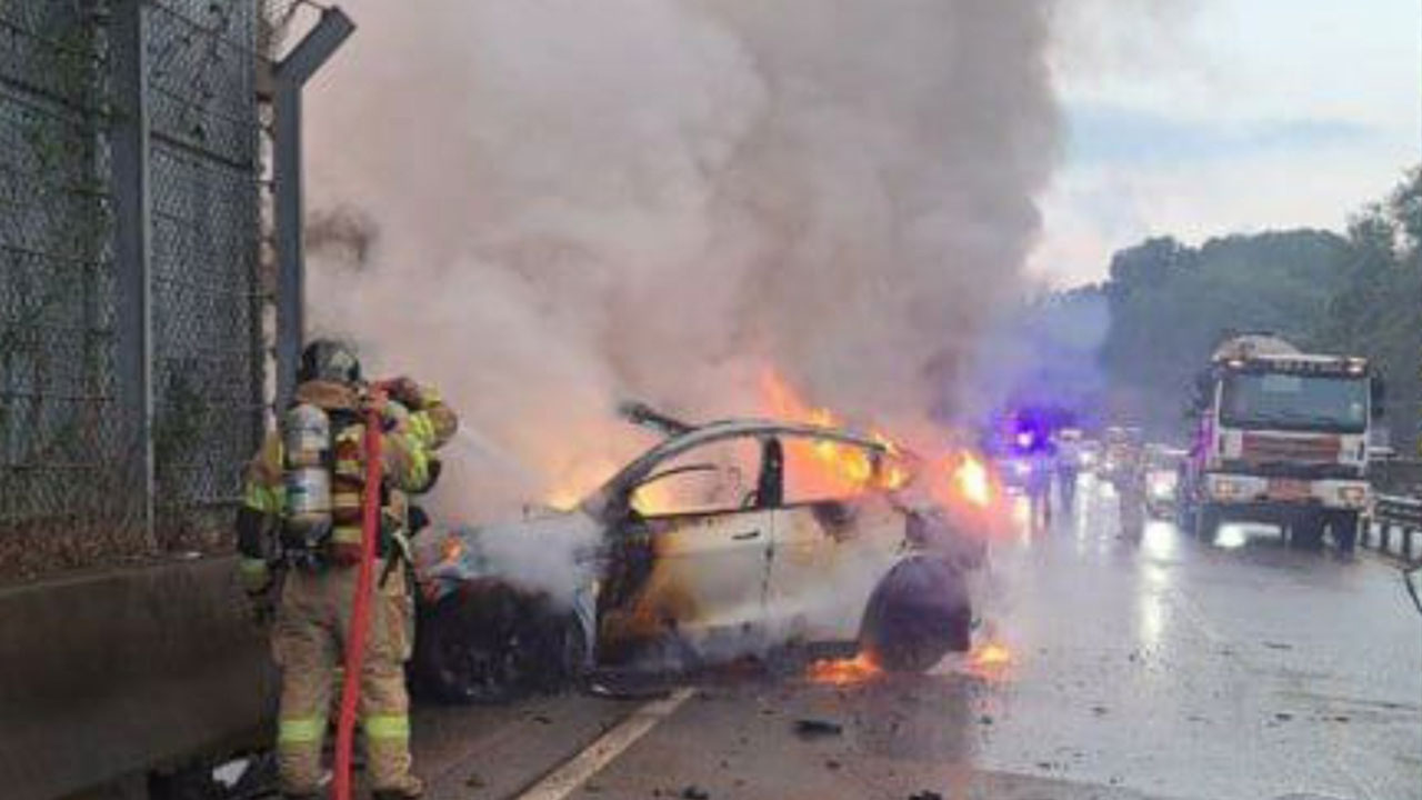 경기 안성서 도로 경계벽 들이받은 테슬라에 불‥1명 사망