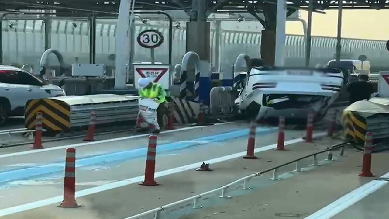 '하이패스' 차로서 뒤집힌 승용차량‥운전자 '면허정지' 수준 음주