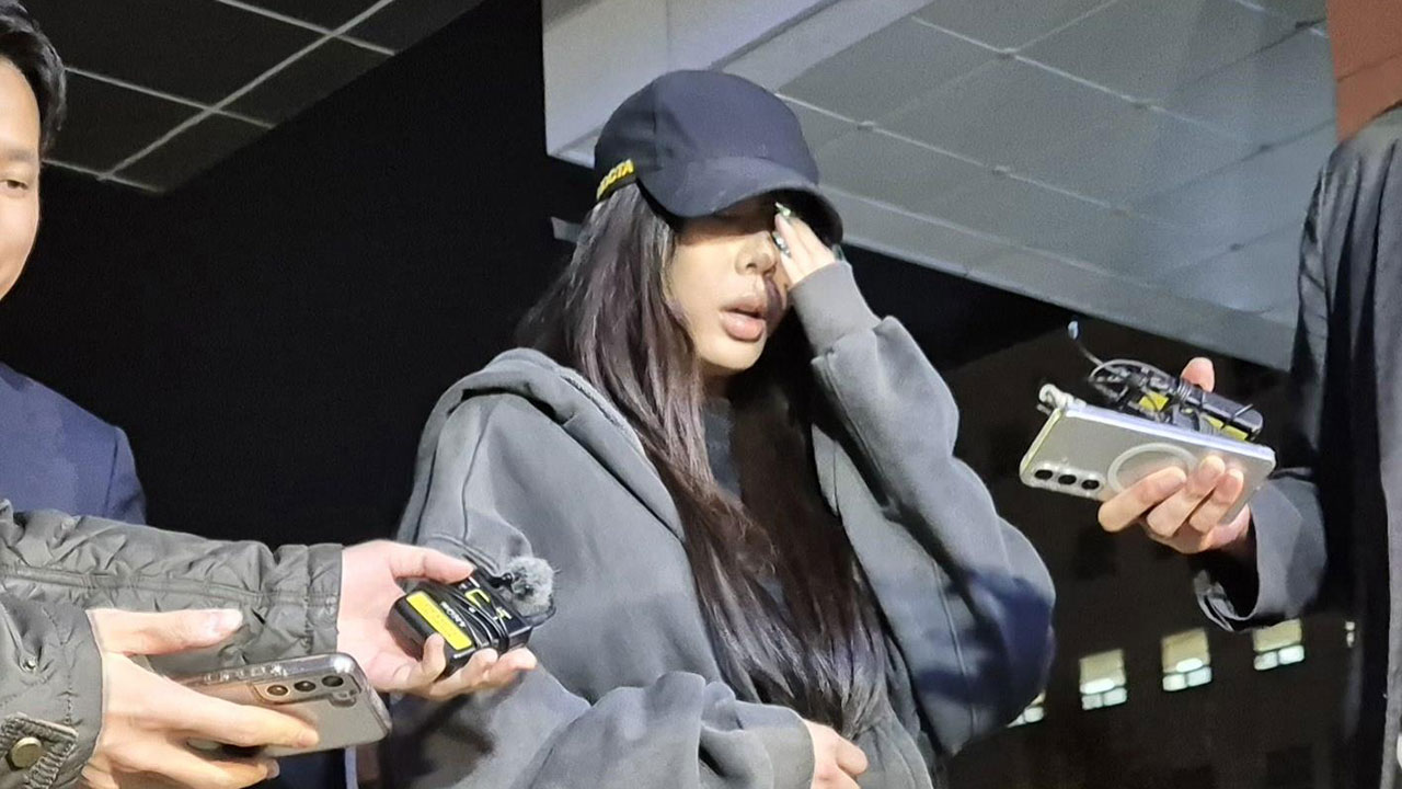 '일행 팬 폭행 논란' 가수 제시, 경찰 출석‥"때린 사람 빨리 찾길"