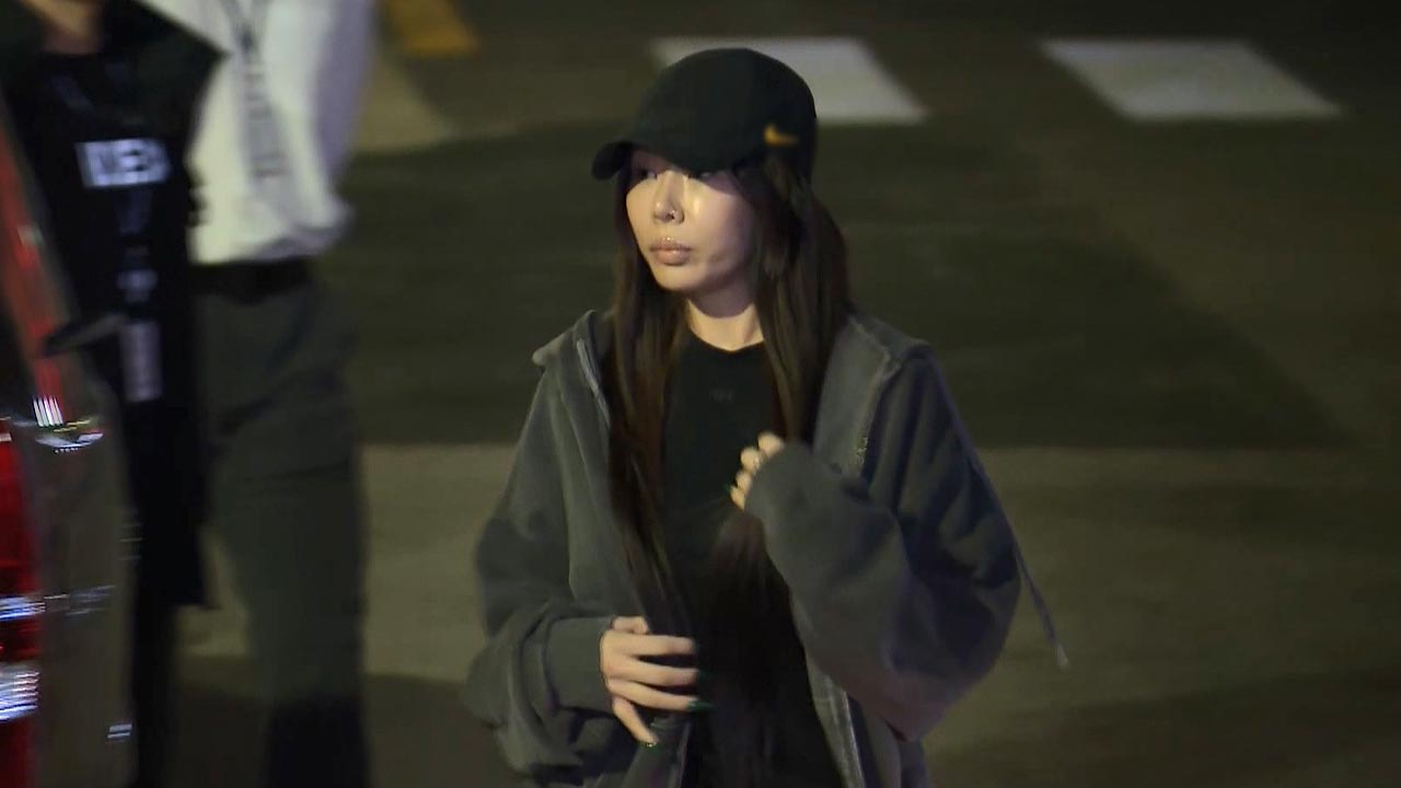 '일행 팬 폭행 논란' 가수 바카라사이트 총판, 6시간 반 경찰 조사받고 귀가