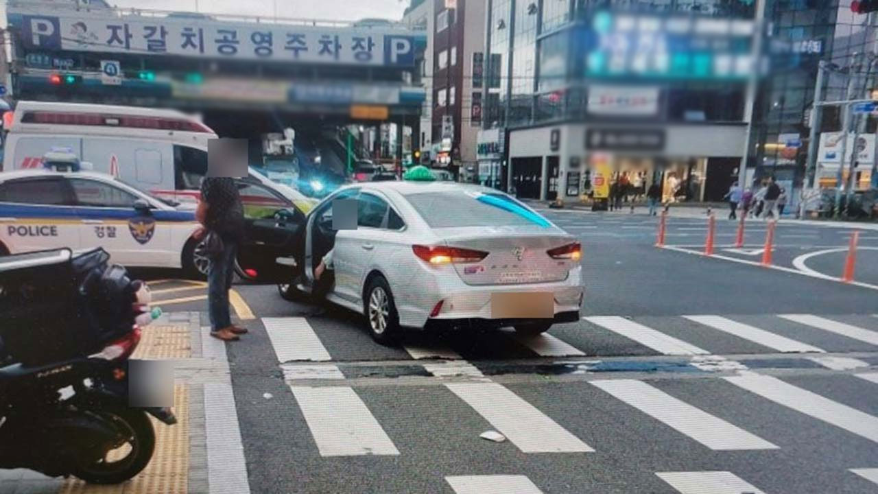 택시, 오토바이 3대 들이받아 1명 사망‥안전한 바카라 사이트 "급발진" 주장