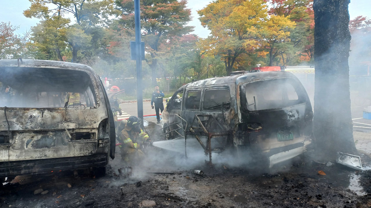 경기 과천 야외주차장서 승합차 화재‥2대 전소