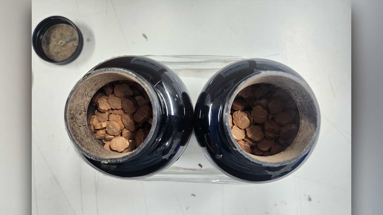 건강기능식품 위장·양초컵 은닉‥국제우편으로 마약 들여온 30대 구속