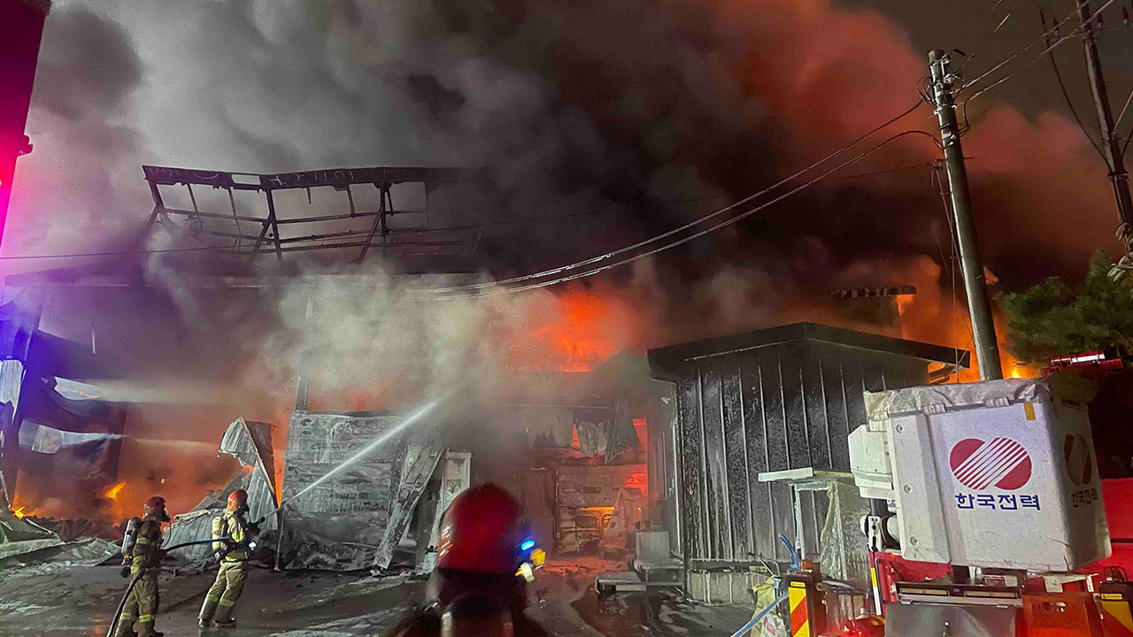 강원 춘천 양계장 화재‥9명 대피·닭 17만 마리 폐사