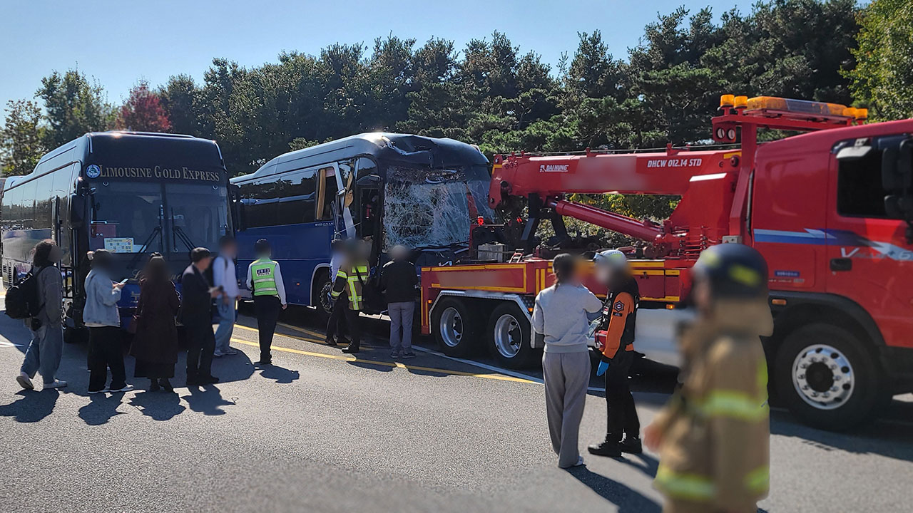 경부고속도로 안성분기점 부근에서 버스 2대 추돌‥경상 3명