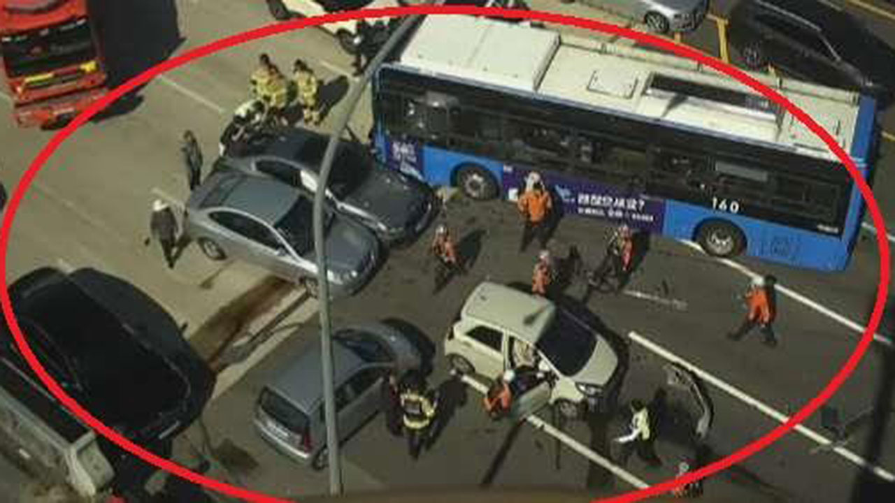 서울 고척교서 버스 등 차량 8대 연쇄추돌‥11명 경상