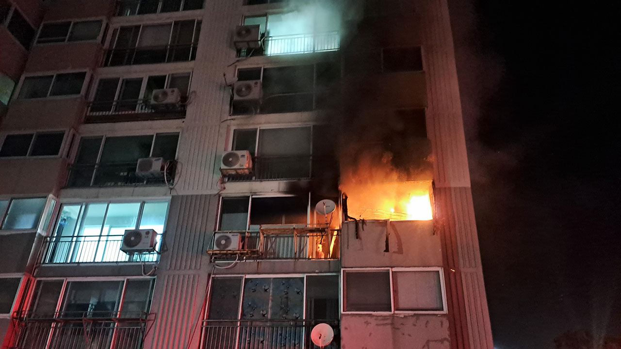 정읍 아파트서 새벽에 불‥60대 남성 숨진 채 발견