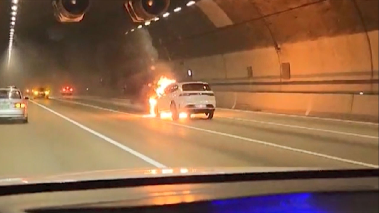 경남 함안군 산인터널 내부 SUV 화재‥다친 사람 없어