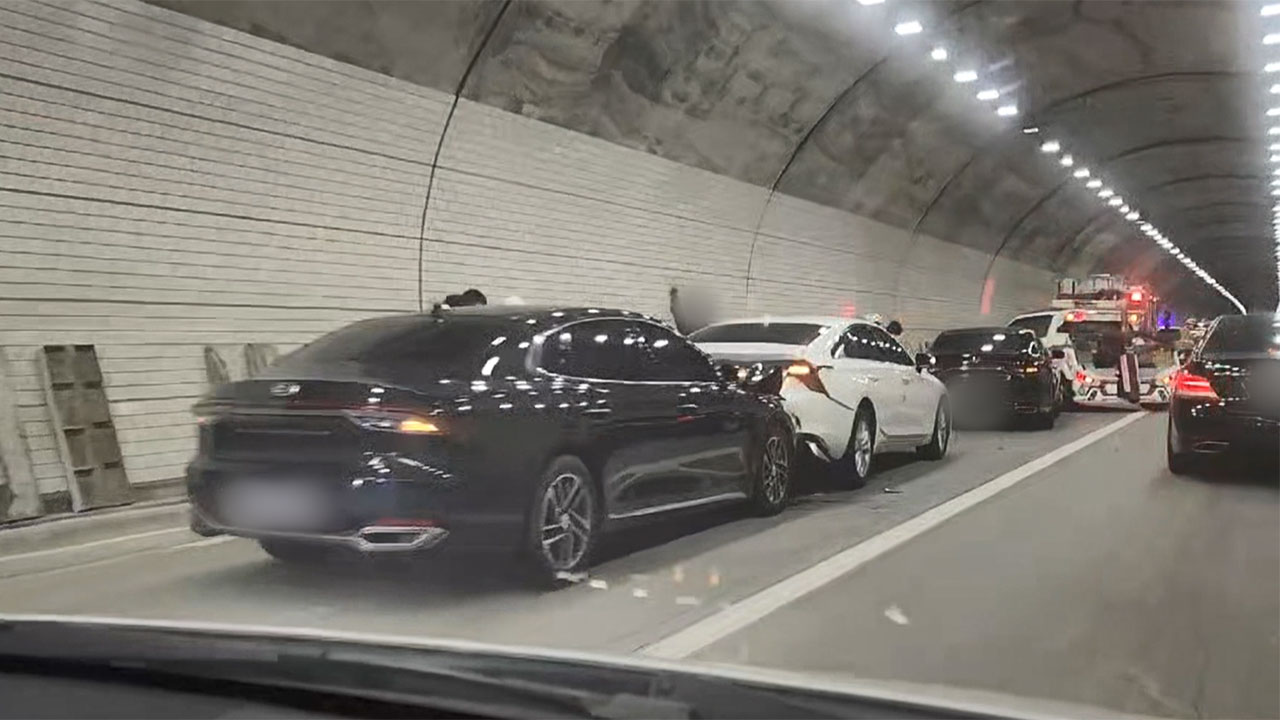 서해안고속도로 무안1터널에서 10중 추돌‥3명 부상