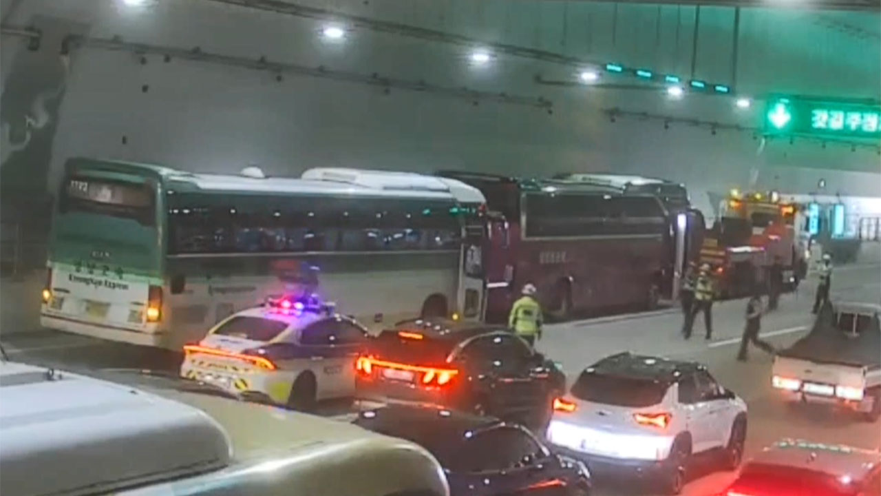 경부고속도로 동탄터널서 버스 3대 추돌‥3명 경상