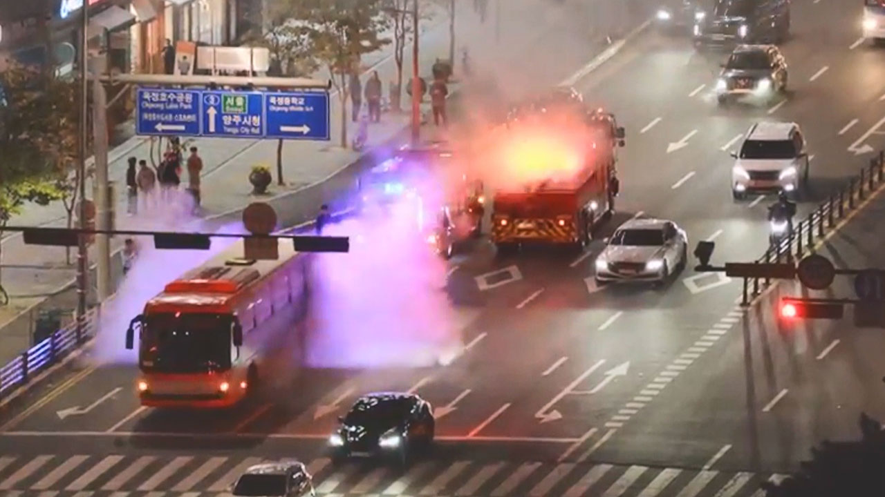 경기 양주 사거리에서 시내버스 엔진 과열‥10여 명 대피