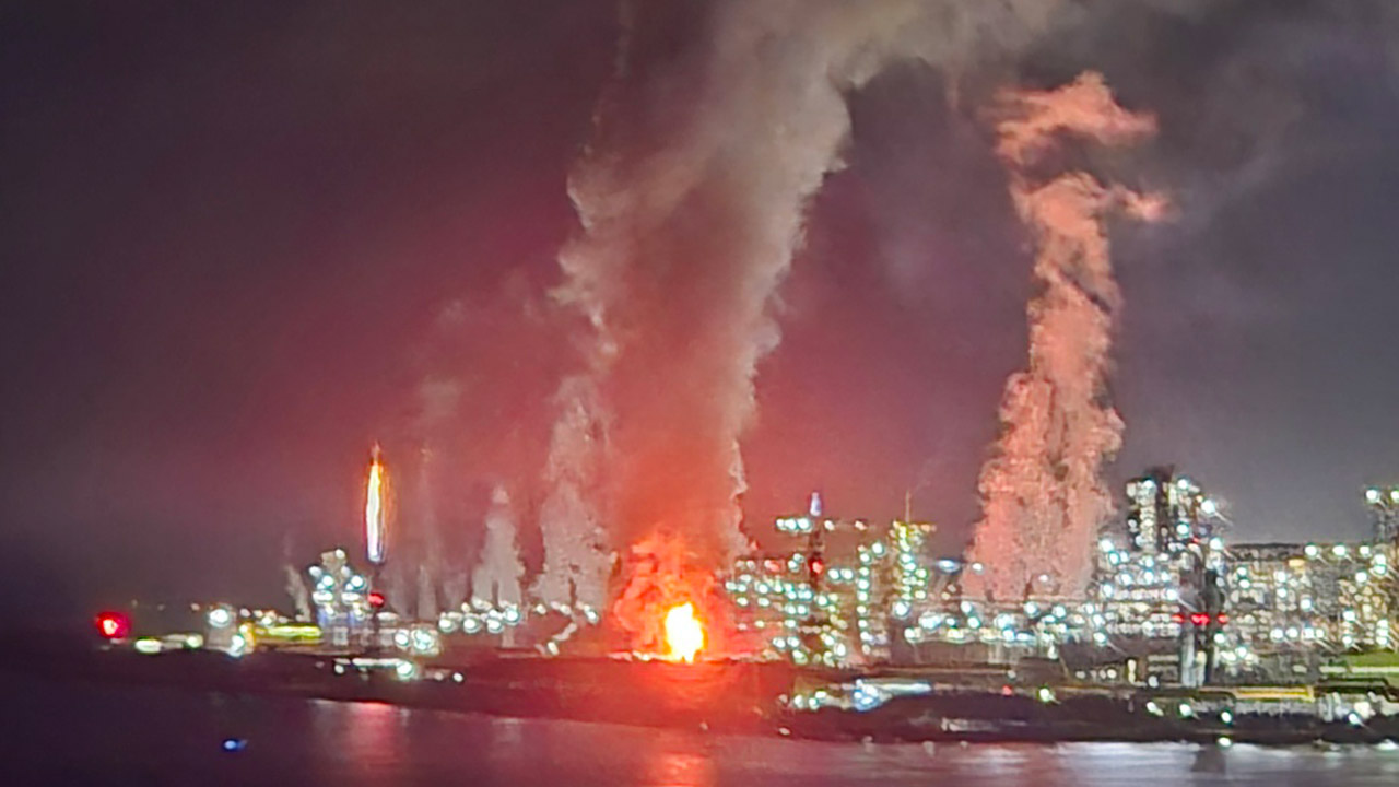 포스코 포항제철소 3파이넥스 공장에서 폭발음과 함께 불‥"큰 불길 잡혀"