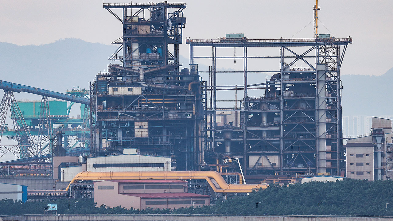 포스코 포항제철소 공장 화재 5시간 만에 완진‥1명 화상