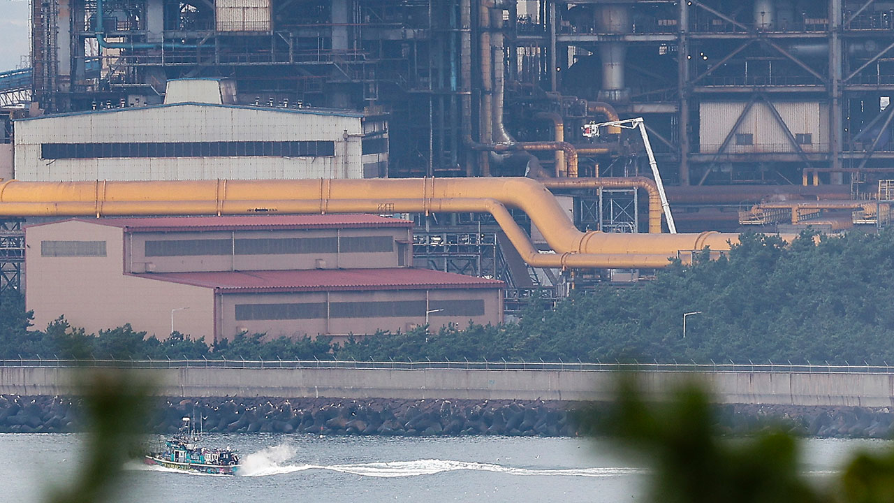 포스코 포항제철소 공장 화재 5시간 만에 완진‥1명 화상