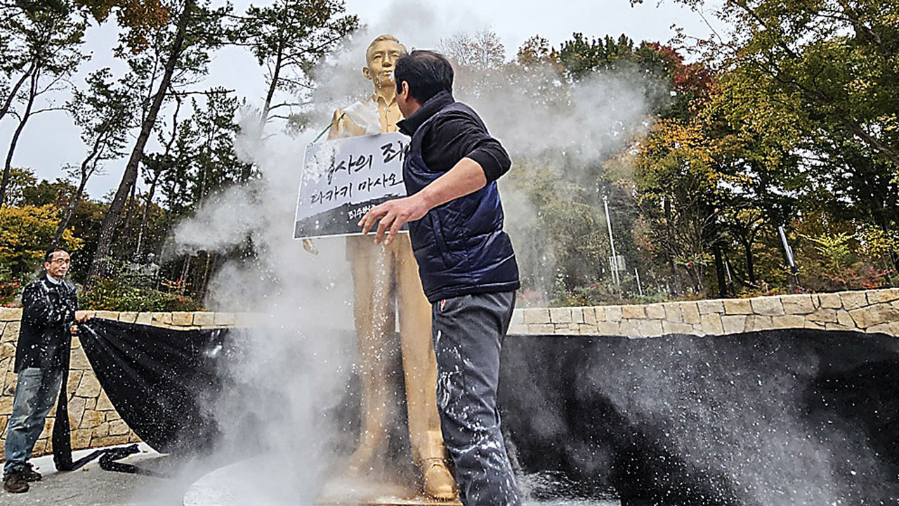 영남대 총동창회 등, 박정희 전 대통령 동상 밀가루 투척한 3명 경찰 고발