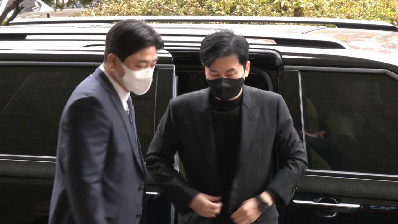 YG 양현석, '명품시계 불법 반입' 첫 재판서 혐의 부인