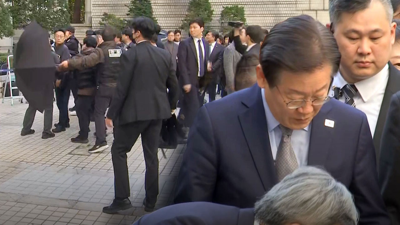 법원 출석하는 이재명 대표에 운동화 던진 남성 현행범 체포