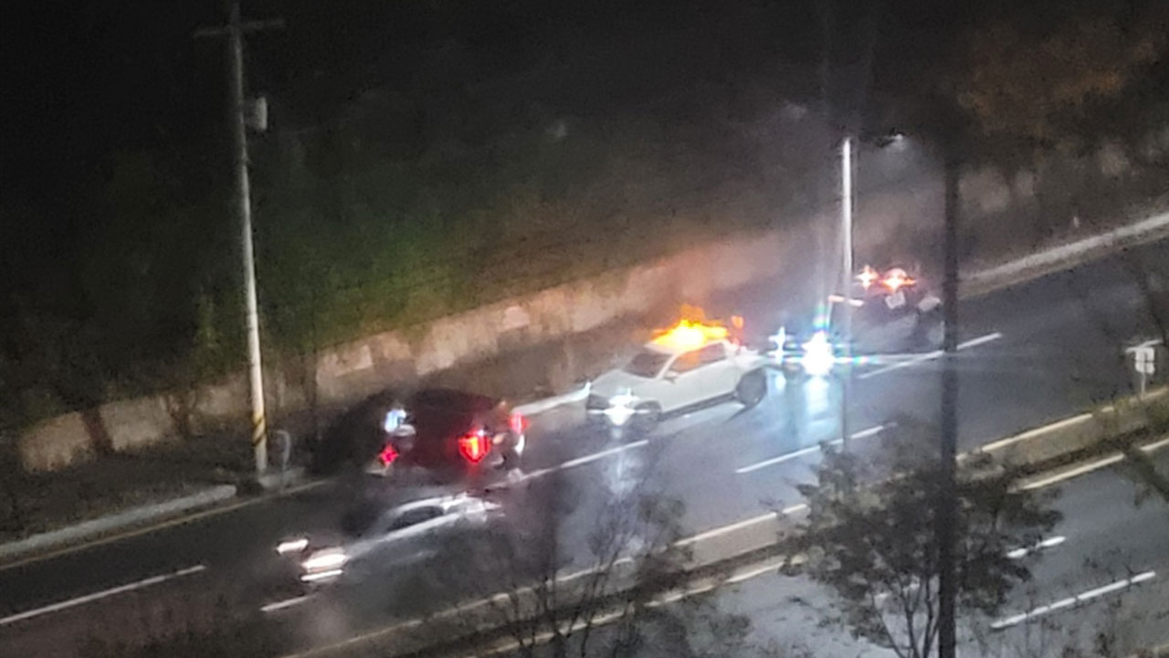 충북 청주서 빗길에 미끄러진 차량 전도‥1명 부상