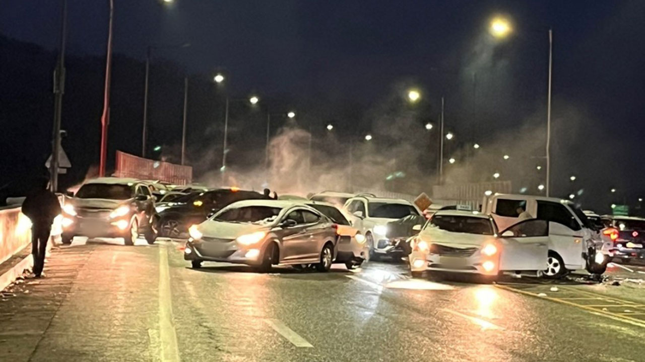 원주 눈 내린 도로서 미끄러져 53중 추돌