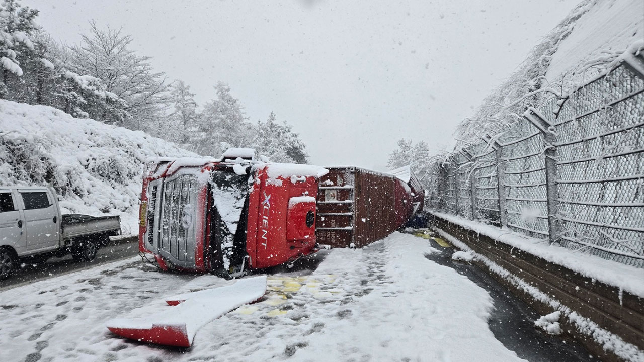 수도권제1순환선 양주 요금소 인근서 화물차 미끄러져 한때 차량 정체