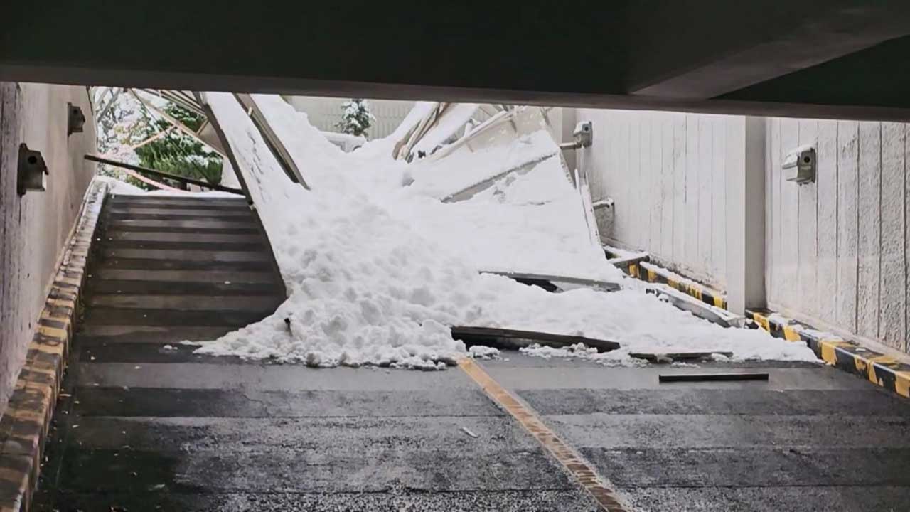 폭설로 수원 장안구청 주차장 지붕 붕괴