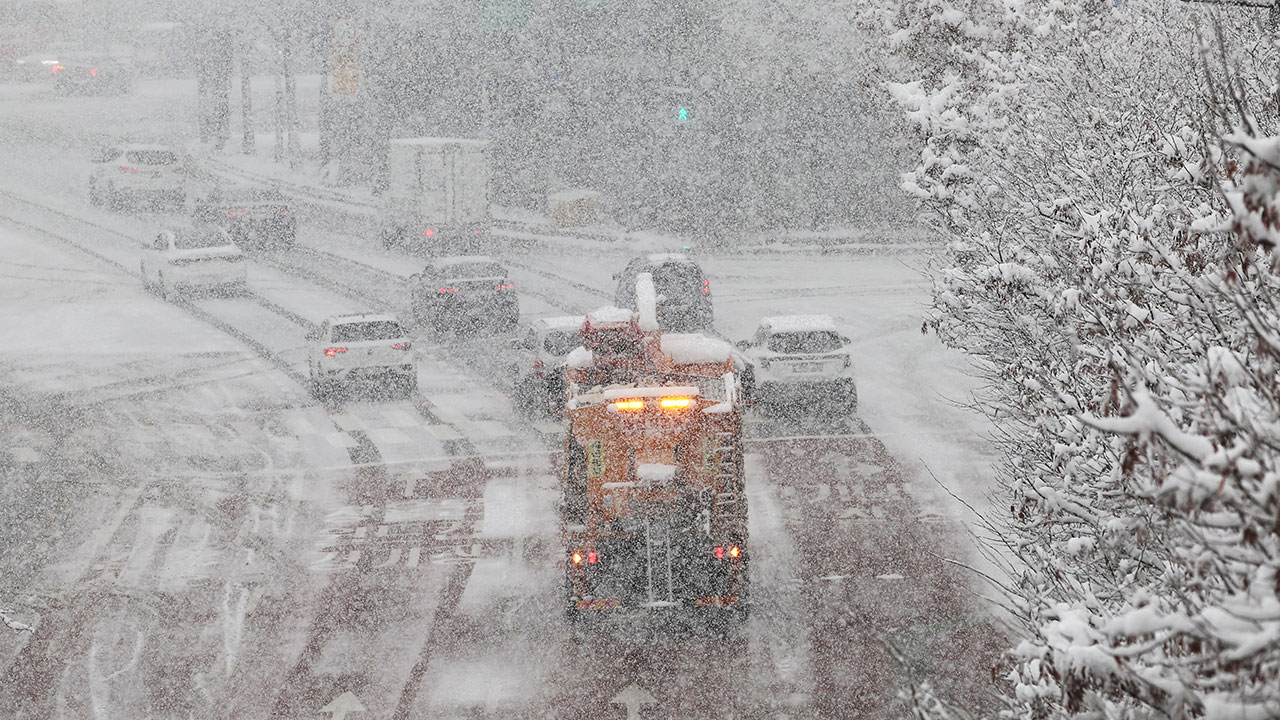 중대본 "2명 사망·56명 대피‥항공기 93편 결항"