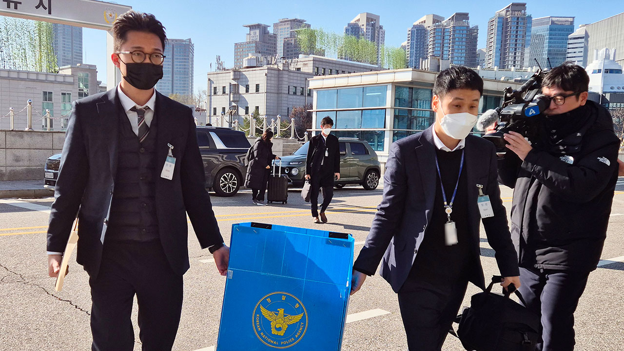 경찰, 김용현 전 장관 전방위 압수수색‥"휴대전화·노트북 등 압수"