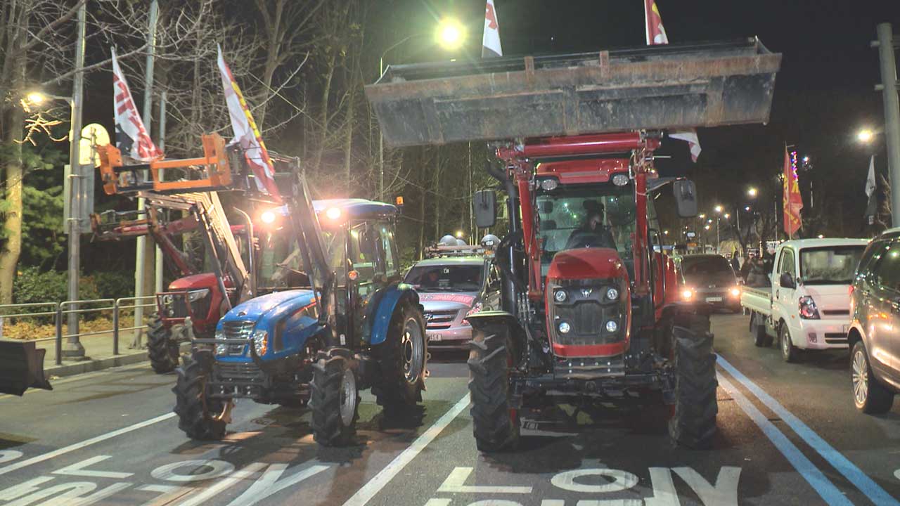 '트랙터 시위' 전농, 경찰과 20시간 넘게 대치‥시민들도 가세