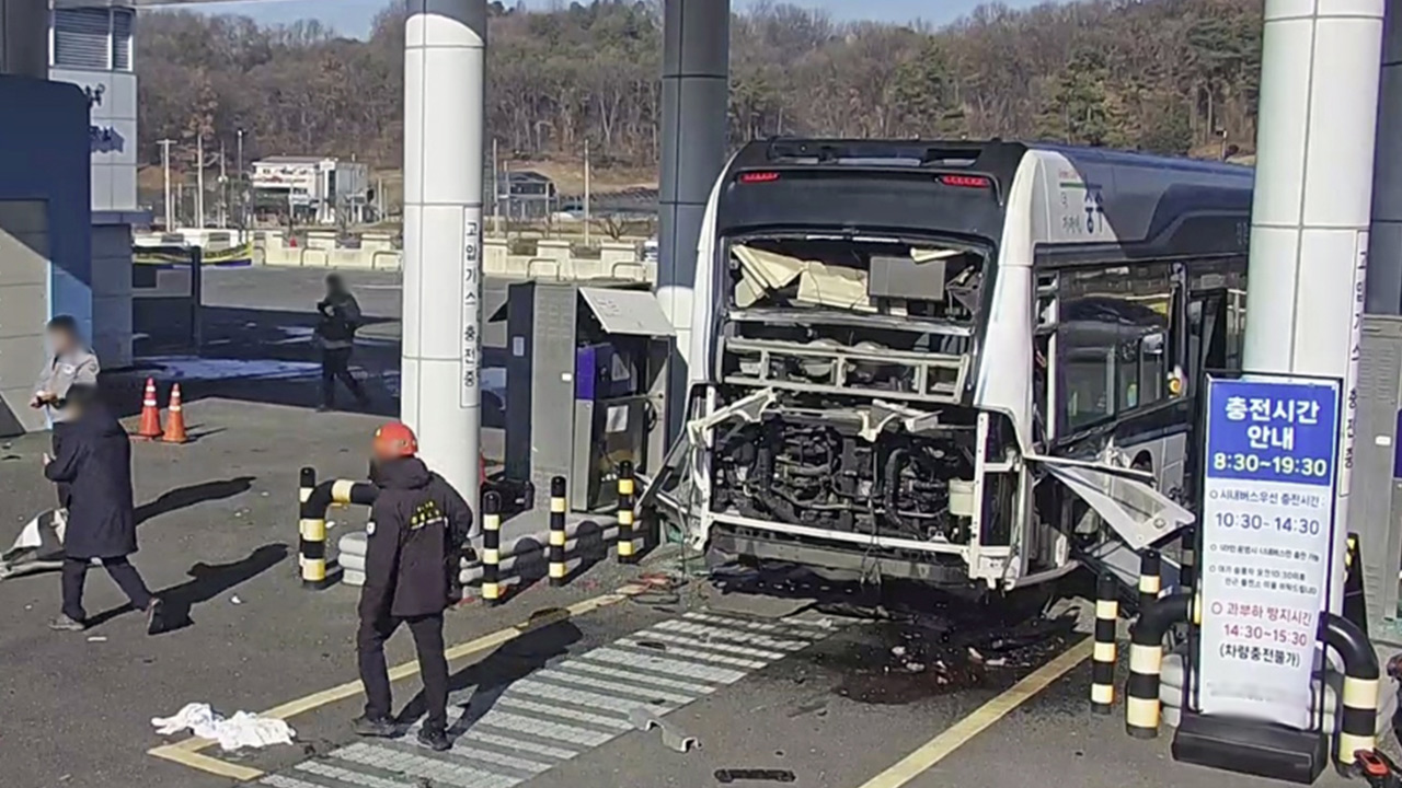 충주서 충전 중이던 수소 버스 폭발‥3명 부상