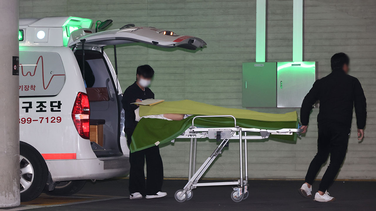 생존 남성 승무원, 중환자실 입원‥"깨어보니 구조돼 있었다"