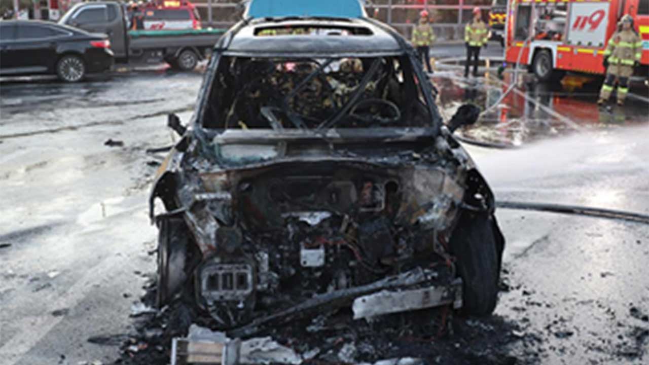 수도권제1순환고속도로 구리휴게소에서 전기차 화재‥차량 2대 소실