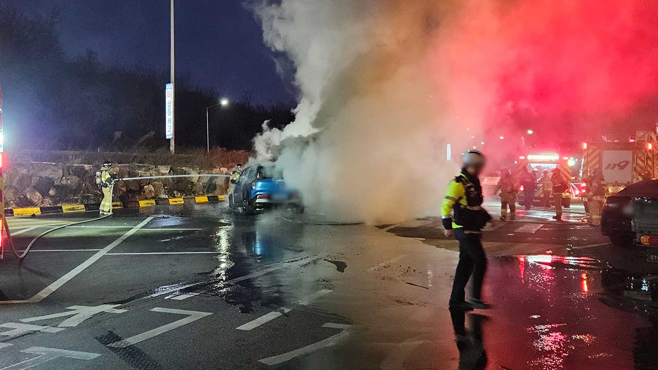 수도권제1순환고속도로 구리휴게소에서 전기차 화재‥차량 2대 소실