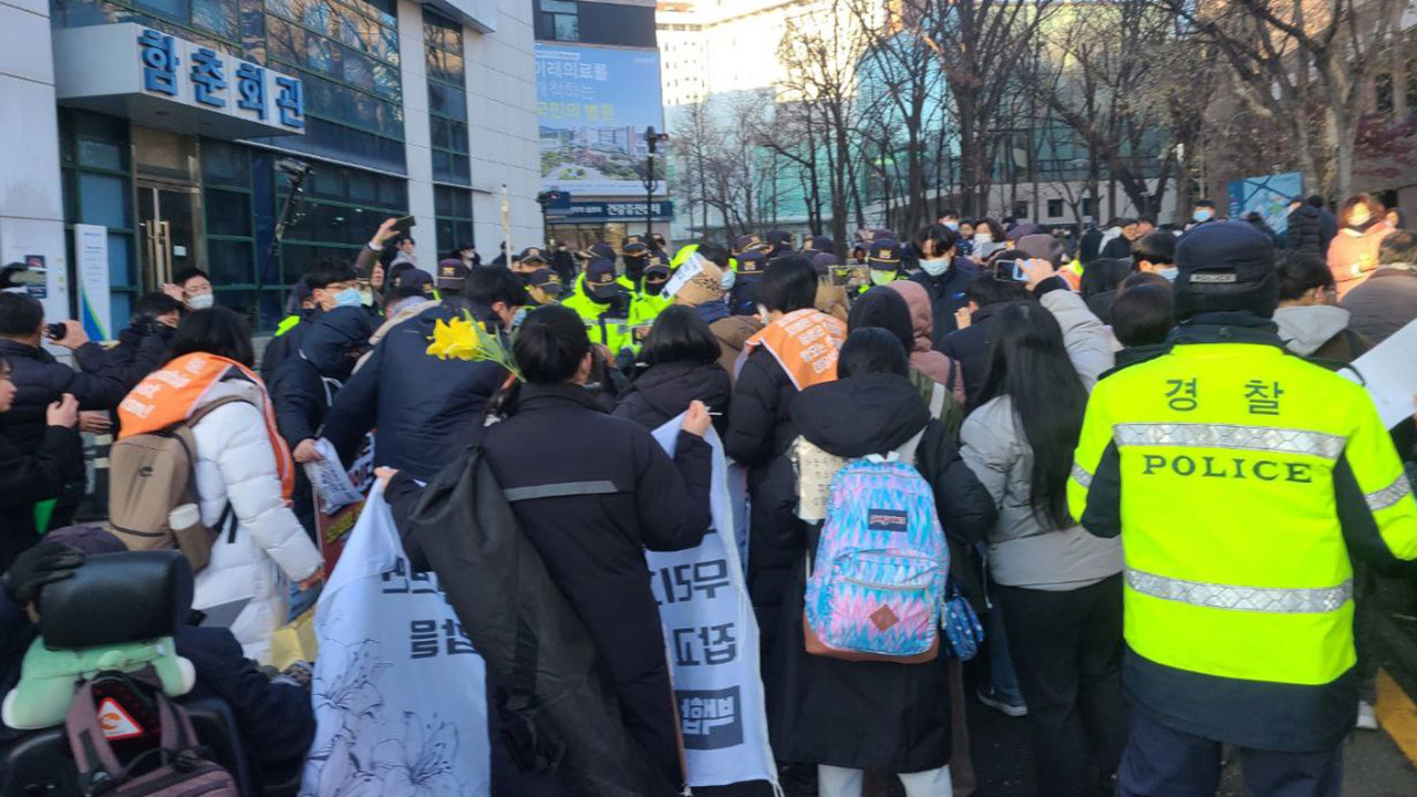 서울대병원 진입 시도한 전장연 활동가, 폭행 혐의로 체포