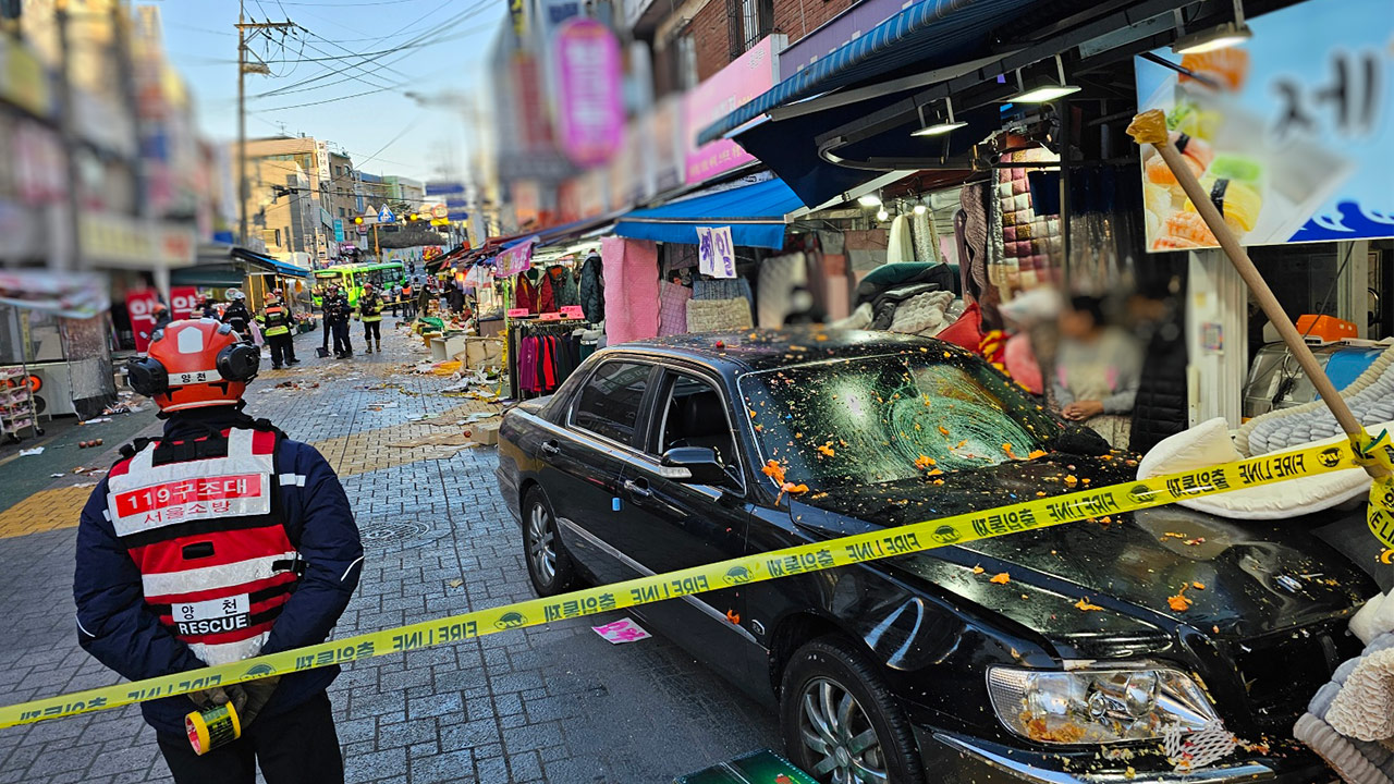 서울 목동깨비시장에서 승용차 돌진‥13명 다쳐