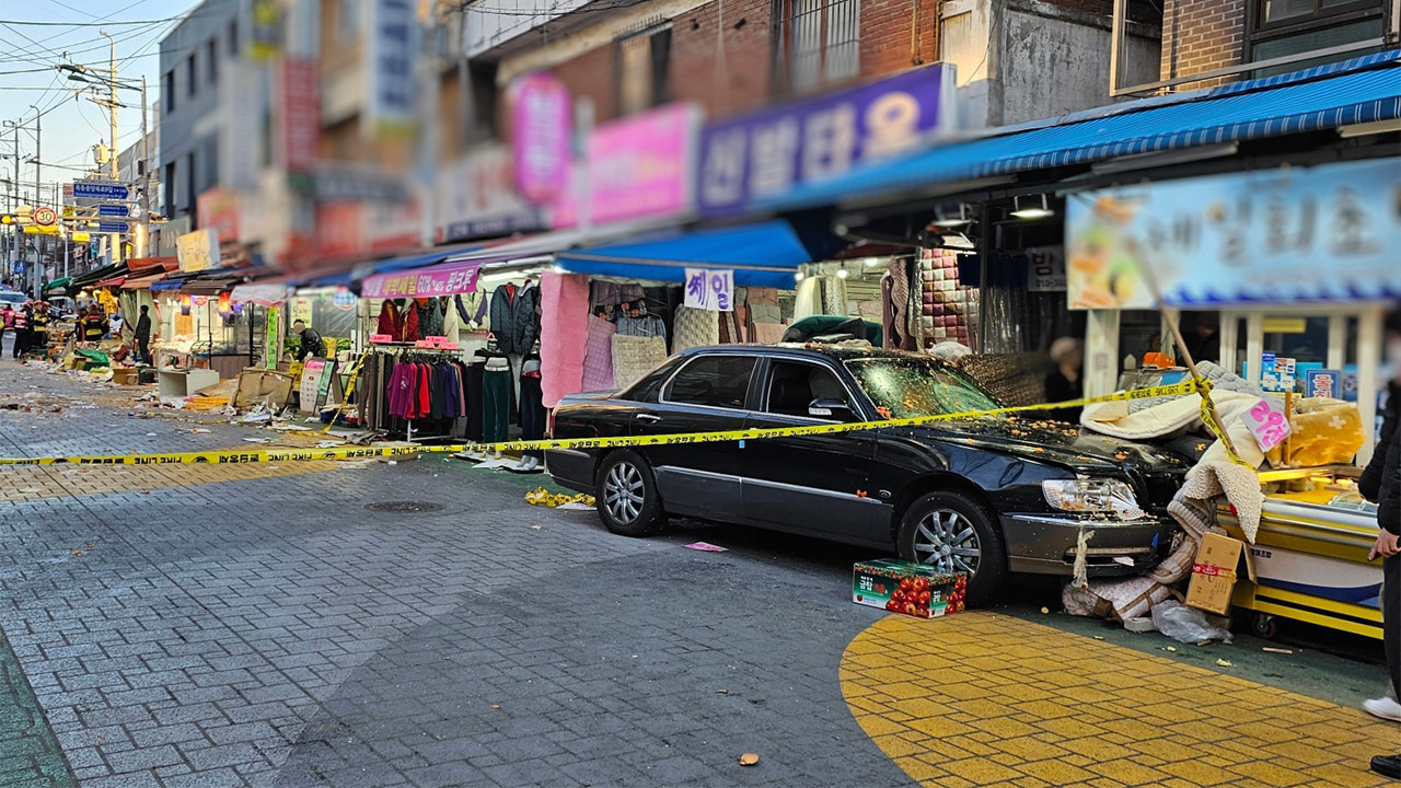 서울 목동깨비시장에서 승용차 돌진‥13명 다쳐