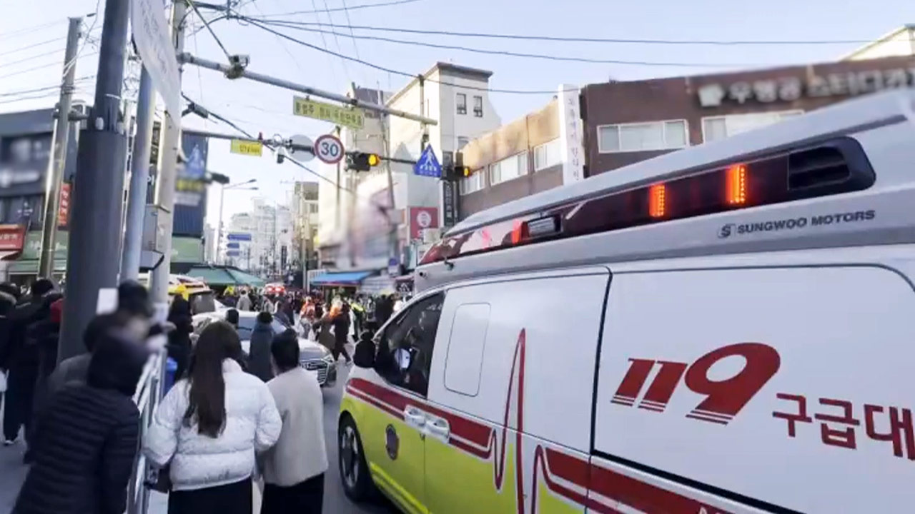 서울 목동깨비시장에서 승용차 돌진‥13명 다쳐