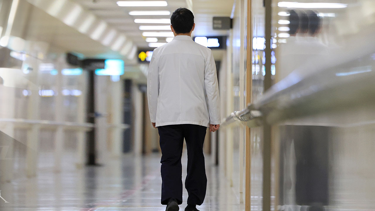 '의료계 블랙리스트' 해외사이트에 게시‥사직 전공의 구속 기소