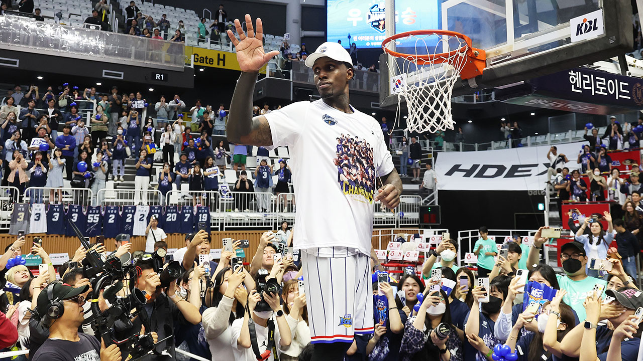 '특별 귀화' 라건아, 내년에도 KBL 외국 선수